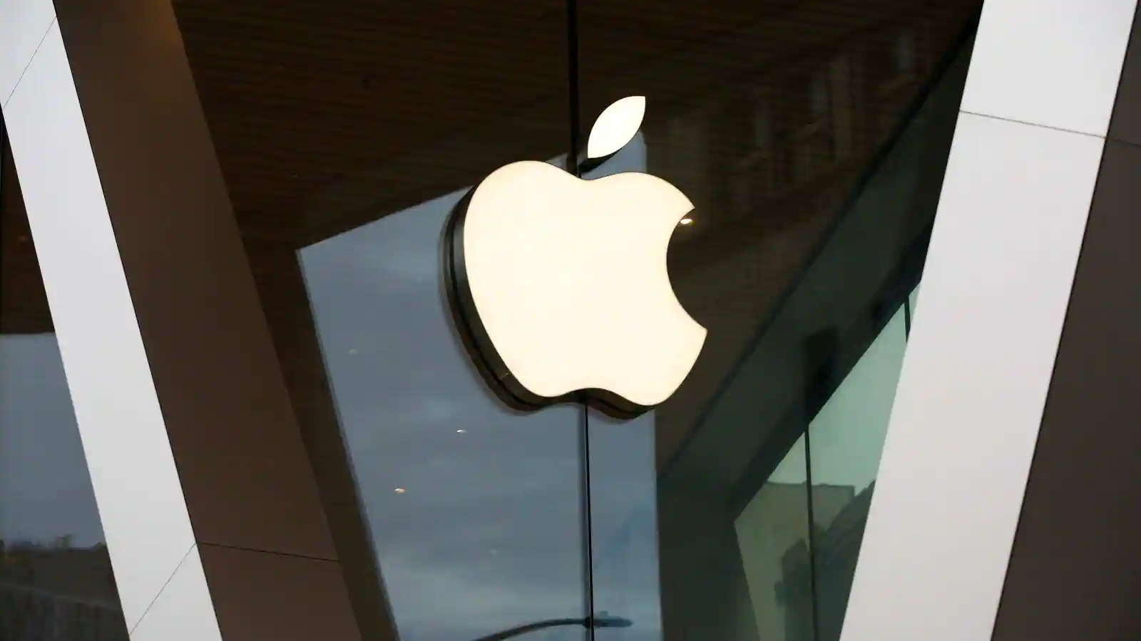 Cook says store network grows, Apple income pops 11% to $123.9 billion